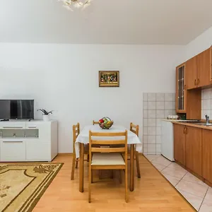 apartments-karalic.primorje-gorskikotar.com/